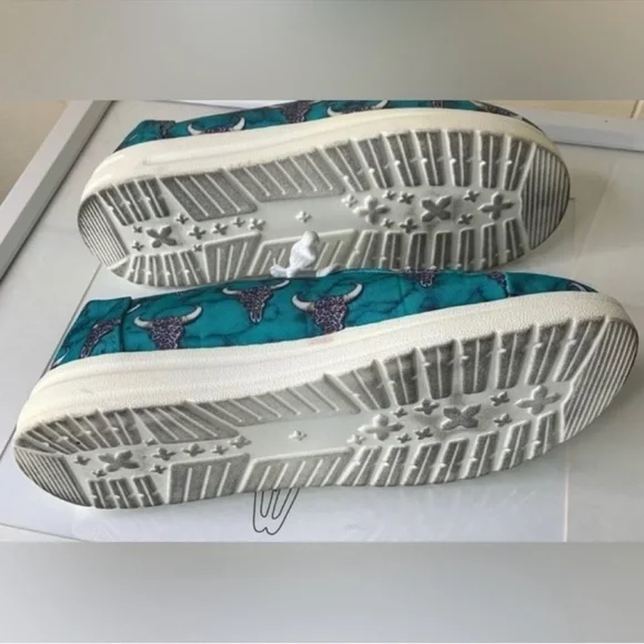 Fashion Sneakers - Lightweight Turquoise Cow Skull Print - Picture 4 of 4